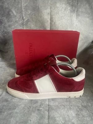 Valentino flycrew  - Valentino flycrew | Mest eftertraktade skon på marknaden, i detta skick | Skick: 9/10 | Og: box | Size : 41 (kan funka som 42) | fräg: röd | tveka inte på höra av dig | mvh MD Closet 🫡