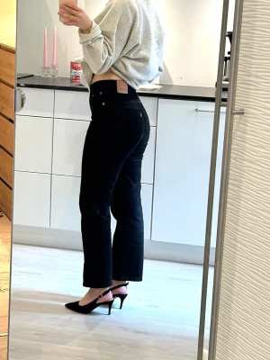 Svarta raka jeans från Levi's - Säljer ett par svarta raka jeans från Levi's med hög midja W26 L27.