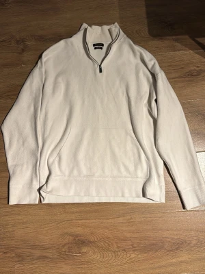 Vit halvzip tröja från Massimo dutti - Stilren vit tröja från Massimo dutti med halv dragkedja och ståkrage. Ficka framtill. Är i okej skick använts sparsamt, skulle dock säga att den sitter mer som en M, pris går självklart att diskutera. Hör av er om ni funderar över något🙌🏻
