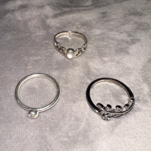 TVÅ silver ringar 925 sterlingsilver - Så fina ringar i 925 sterlingsilver. Kan has hela livet ut. De har alla  så fina detaljer. Nypris på alla tillsammans är 1200kr. OBS!!!!!!! RINGEN MED LÖV PÅ LÄNGST NED TILL HÖGER ÄR SÅLD OCH SKICKAS ALLTSÅ INTE MED. DET ÄR BARA TVÅ RINGAR NU