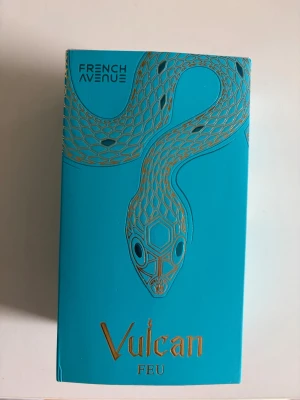 Vulcan Feu – French Avenue – 100 ml - Säljer min Vulcan Feu från French Avenue. Flaskan är i fint skick och bara testad några gånger. Doften är fräsch, söt och modern.