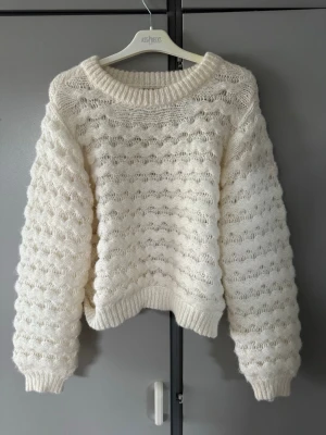 Stickad tröja  - Super fin vit stickad tröja. Endast använd en gång!💕