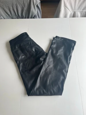 Skinn byxor  - Skinn byxor från lager 157 i modellen ” Icon ”. Knappt använda så är i jättebra skick.🤎
