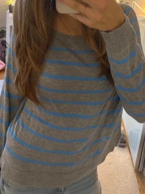 Gråblå randig stickad tröja - Stickad tunn tröja från Zara, grå med ljusblåa ränder. Endast använd 3 gånger, mycket bra skick. 