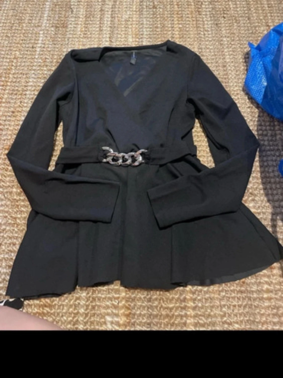 Svart omlottopp med kedjedetalj Amisu