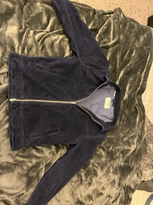 Mörkblå manchesterjacka från selected homme  - Snygg mörkblå manchesterjacka med dragkedja framtill och två fickor (sjukt grisch). Jackan har raka ärmar med knappdetalj vid ärmslut och en klassisk krage. Perfekt för dig som vill få brudar likt Tom welling i sin prime, eller någon som bara söker en unik stand out piece. Storlek M men passar som en S 