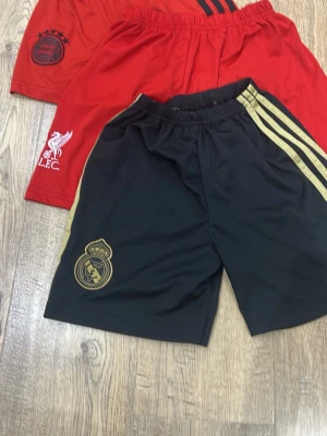Tre stycken par shorts. 25kr st - Säljer tre par shorts real Madrid och Bayern storlek 152 och liverpool 164 shortsen kostar 25 kroner per st