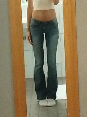 l.e.i. bootcut jeans - Säljer ett par l.e.i. jeans, modell "ashley lowrise slim boot" i storlek 3 REGULAR (ca. 25 i ordinarie storlek). De är sköna och mjuka pga. tidigare användning då jag köpte dem second hand. Fria från defekter och slitage annat än användning. Jag säljer dem då de inte längre passar. 