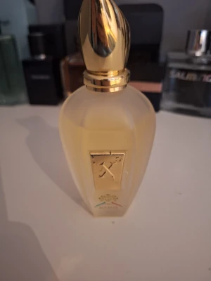 Xerjoff Naxos parfymflaska - Lyxig parfymflaska från Xerjoff, modell Naxos. De är fin doft som funkar året om med noter som citrus,lavendel men sjunker ner i en lite mörkare doft med vanilj. Detta är en fantastisk parfym som alla pratar om. Den är köpt på kicks för 2800kr och är knappt använd(alltså väldigt billig pris). Detta är en exklusiv parfym som är perfekt för parfymhyllan som fångar uppmärksamhet. Hör av dig vid minsta fråga. Leverans sker samma eller dag efter köp tack!Är även intresserad i byten.