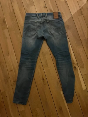 Replay jeans - Almänt mycket bra skick förutom en liten defekt vid skrevet och därav priset, skriv vid frågor, storlek 33!