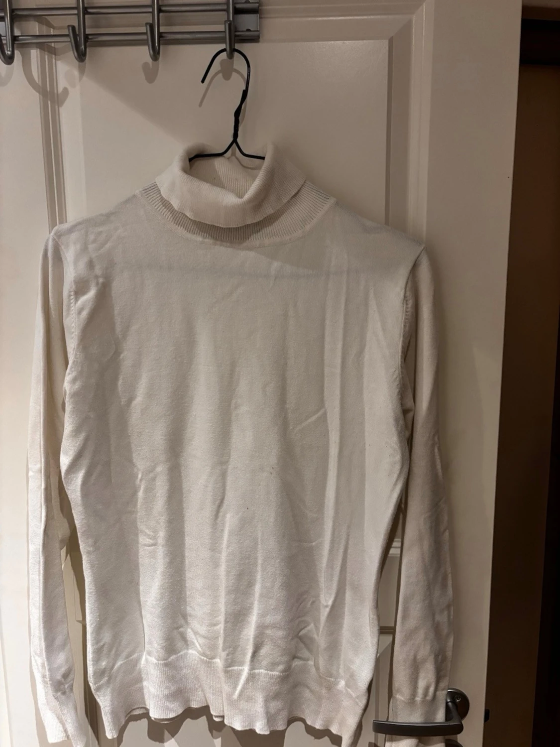 Vit polotröja i stickat material