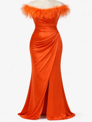Orange långklänning med fjädrar - Snygg orange långklänning i satinliknande material med offshoulder-design och fjäderdetaljer vid axlarna. Klänningen har draperad midja och en elegant slits framtill som ger en lyxig känsla. Perfekt för dig som vill sticka ut.