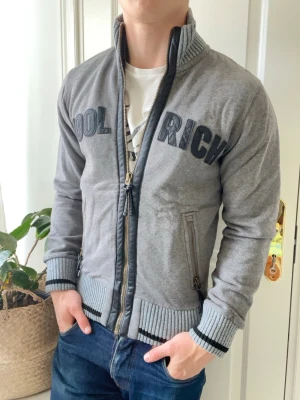 Woolrich cardigan  - Woolrich cardigan - väldigt tjock. Nästan som en jakcka. Inga defekter! Modellen i bilderna är 180 cm 75 kg och bär Storlek S - liten på modellen   , Kom med frågor! 🌟 (Kan gå ned i pris vid köp av paket 😉) 