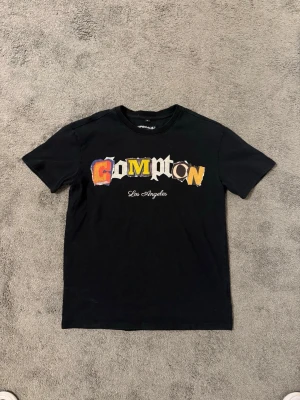 Compton tshirt - Storlek Xs men sitter på S oxå. Bra skick 9/10