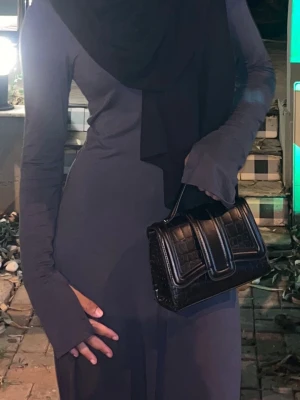 Gina tricot soft touch klänning -  Mörkgrå långklänning i soft touch från Gina tricot. Figurnära passform, storlek M.💕