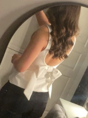 Topp  - En jättesnygg topp som är öppen i ryggen med en rosett💗