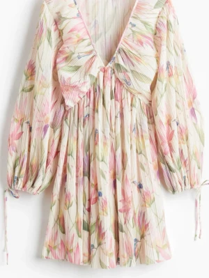 H&M KLÄNING - Jätte snygg sommar klänning, perfekt till midsommar eller bara en sommarkväll. Använd två gånger. Säljer pågrund av att den inte kommer till användning längre!!