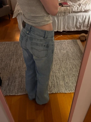 Lågmidjade jeans - Lågmidjade blå jeans från Gina Tricot. Helt oanvända, säljer pga för långa. Hör av dig om du vill ha fler bilder eller har några frågor 💕