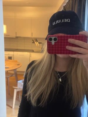 Mörkblå text med motiv - Snygg mörkblå keps i manchestertyg. Klassisk böjd skärm och justerbar rem bak för perfekt passform. Perfekt accessoar för en trendig och avslappnad look.