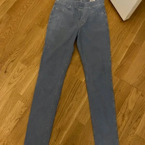 Ljusblå raka jeans - Säljer ett par ljusblå jeans med rak passform och hög midja. Jeansen har klassisk femficksdesign och är sydda i ett mjukt denimtyg. Perfekta för en avslappnad och stilren look. Stl:170 eller XS