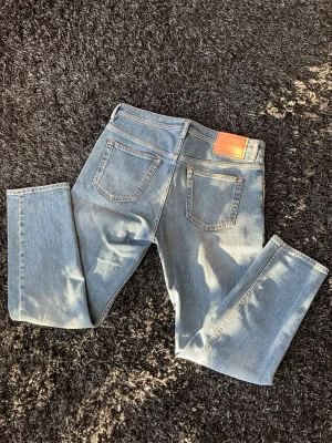 Acne studios jeans - •acne studios •river mid blue •strl 32/32 •skick 9/10. Nypris på dessa ligger på 3600 men säljs för en billig slant. Hör av dig vid minsta lilla fråga🤝