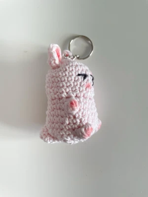 Pink bunny bagcharm - Super söt kanin nyckelring. Virkad av mig, kan göras i andra färger! Kan användas som nyckelring eller bagcharm för att dekorera väskan✨ 