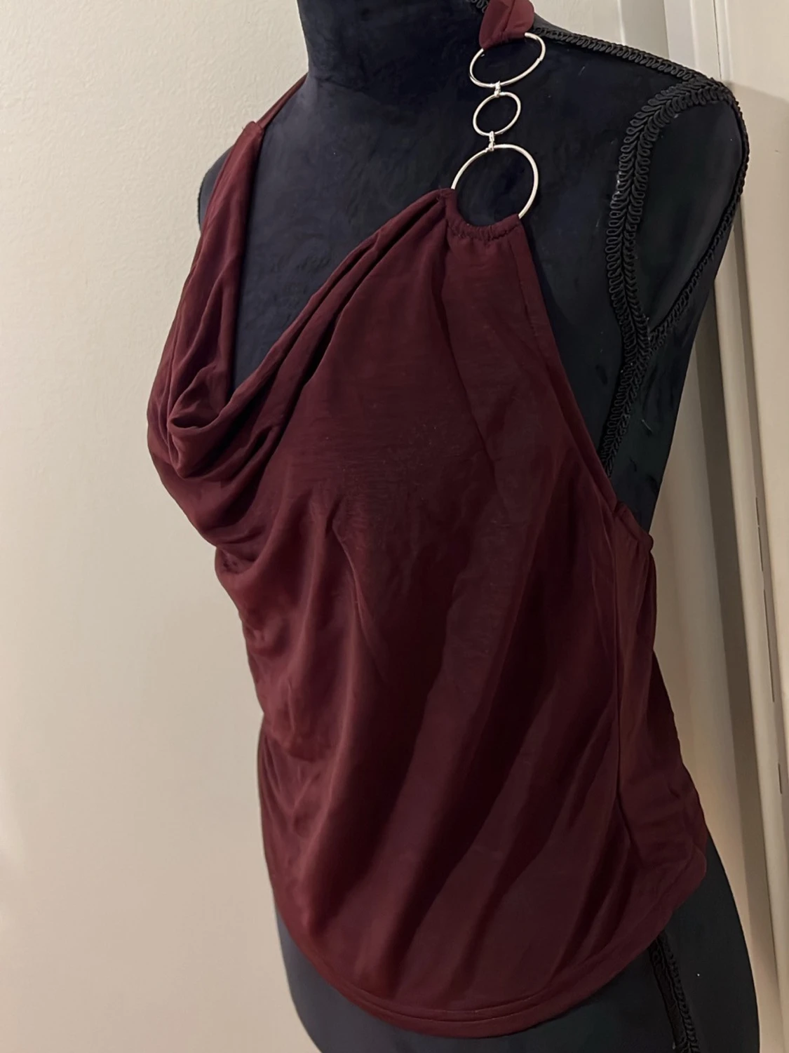 Vinröd halterneck topp med ringdetaljer - 1