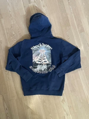 Stockholm Surfboard Club hoodie - Säljer min Stockholm Surfboard Club hoodie i fint skick. Nypris cirka 3000-4000kr. Passar mig (186, 67 kg) jätte bra.
