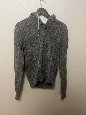 Hoodie  - Hej, nu säljer jag en hoodie från H&M som inte passar mig längre, den är i storlek M men passar till S