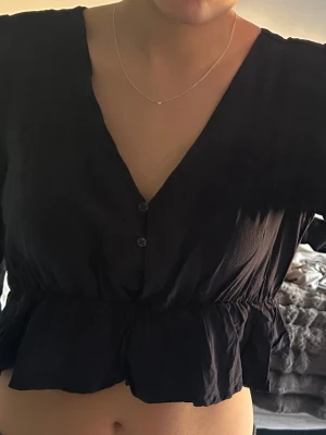 Blus med volang  - Marinblå Croppad blus med volang 