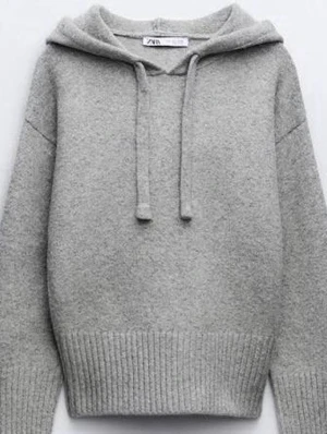 Stickad hoodie  - Mysig grå stickad hoodie från Zara med huva. Tillverkad i en mjuk ullmix som känns lyxig och varm. Storlek XS, den är använd men är i väldigt fint skick och har inga skavanker 🩶🩶