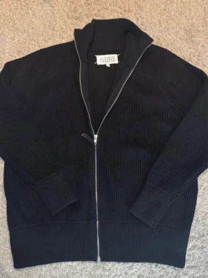 Svart kofta från Maison Margiela - Svart ribbstickad kofta från Maison Margiela. Helt ny.