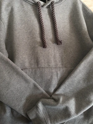  syna world tracksuit -  Säljer en sina syna world tracksuit Den mycket bra kvalitet och jag har inte använt den mycket. Jag haft den bara ett år nu