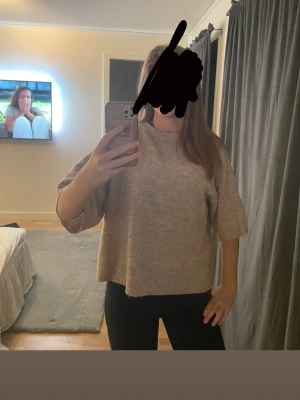 Beige stickad tröja med halvlånga ärmar - Hej, säljer min begie stickade tröja eftersom den ej används längre, har använt den några gånger men tycker den ser i bra skick. Skriv om ni vill ha mer info!