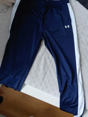 Blå träningsbyxor från Under Armour - Helt ny och kom med tracksuit, pris går att diskutera :)