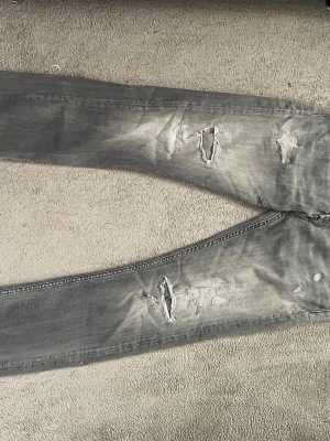 Gråa Replay jeans - hej! Säljer ett par grå grover jeans från Replay med slitningar! Vid mer frågor eller funderingar så är det bara att höra av sig! Mvh 