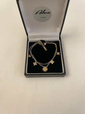 Guldpläterad armband - Rostfrittstål, boxen på bilden ingår ej 🌸