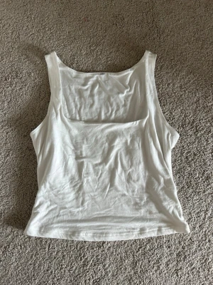 Vitt linne - Vitt linne i storlek L men känns mer som en M