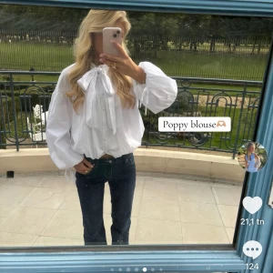 Vit blus med stor rosett - Säljer nu denna otrogliga blus som är från meet me there x Filippa 🩷