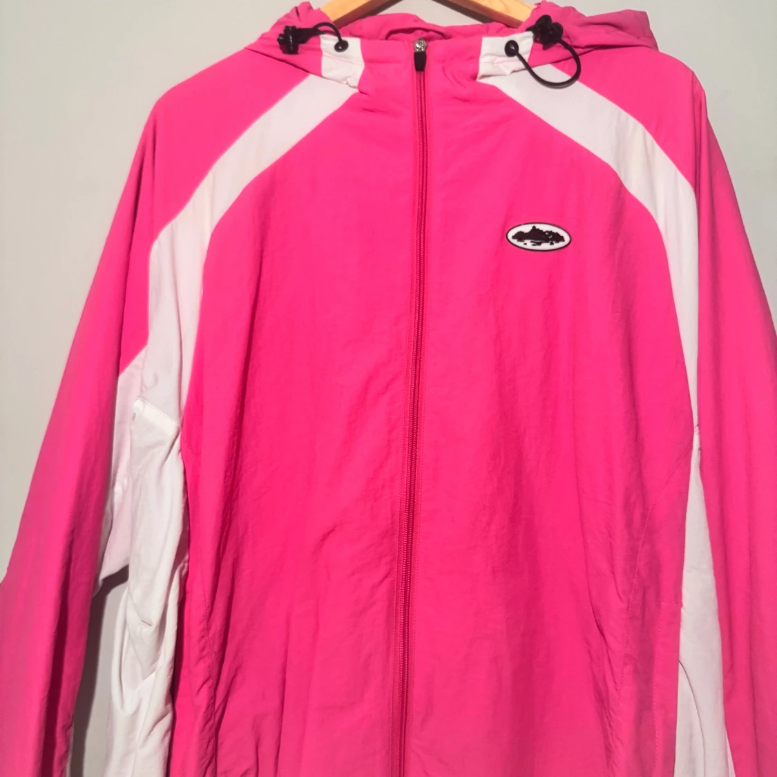 Rosa och vit vindjacka Corteiz  - 4