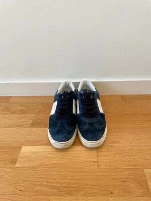 Valentino Flycrews - Valentino Flycrews i marinblå. Passar 37/38. Mycket bra skick, använda ett fåtal gånger och har ett mycket bra helhetsintryck. Dock har en nit lossnat (se bild). Säljes som de är. Skickas välpackade inom 24 timmar.