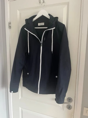 Marinblå jacka från Pier One - Snygg marinblå vindjacka från Pier One i toppskick . Storlek S men passar även lite större, skriv vid minsta fundering! 😁