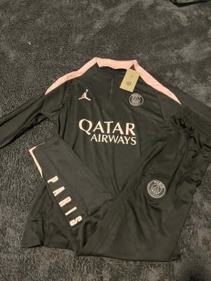 Svart Psg tracksuit - Svart psg tracksuit, byxor och tröja. Den är aldrig använd, bara att höra av er vid frågor! 