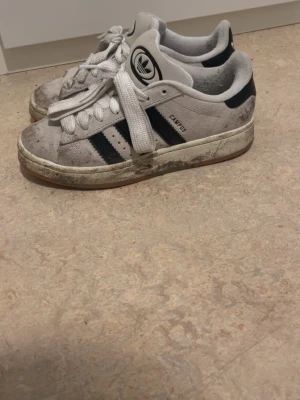 Beige adidas campus  - Bra skick , väldigt smutsiga tvättas innan dem skickas iväg storlek 37/ 1/2 passar mig som är 38 säljer pga av att dem inte används 