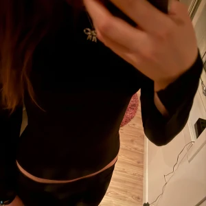 Svart långärmad topp från Gina Tricot - Säljer en stilren svart långärmad topp med slits i ärmarna, från Gina Tricot, mycket bra skick ❤️