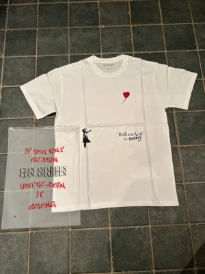 Cian Amadeus t-shirt 'Balloon Girl, Banksy' - Riktigt fet tröja från Cian Amadeus. Helt ny och riktigt skönt matrial. Passar nu inför dem kommande sommardagarna☀️. Tröjan har Ballon Girl av Banksy printad och finns i både storlek S,M Pris kan diskuteras👍. Gratis frakt!📦