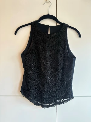 Topp - Så söt svart topp med virkat/spets framtill. Storlek s! Fint skick💖