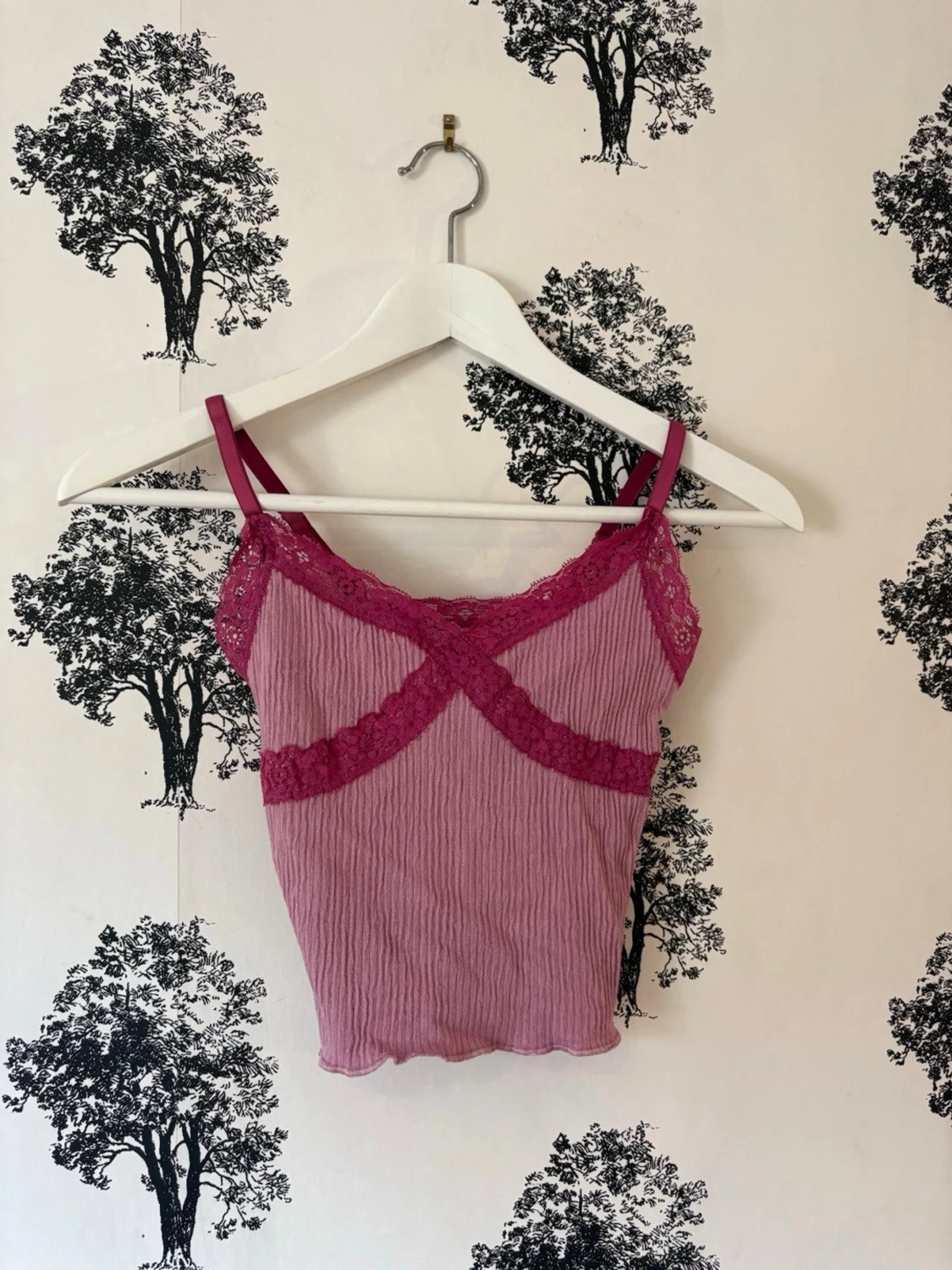 Rosa ribbad linnetopp med spets