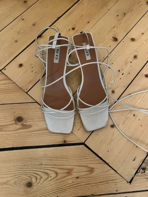 Klackar  - Super söta beiga klackar i storlek 40 från nakd. 