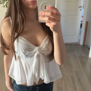 Vit linnetopp - Fint linnetop från Ginatricot!!😻Storlek: XS. Såå nice för sommaren!! Skriv om ni har frågor ❤️